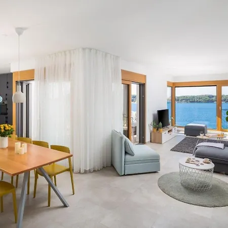 Ferienhaus Fur 8 Personen Und 1 Kind In Dvornica, Dalmatien Norddalmatien